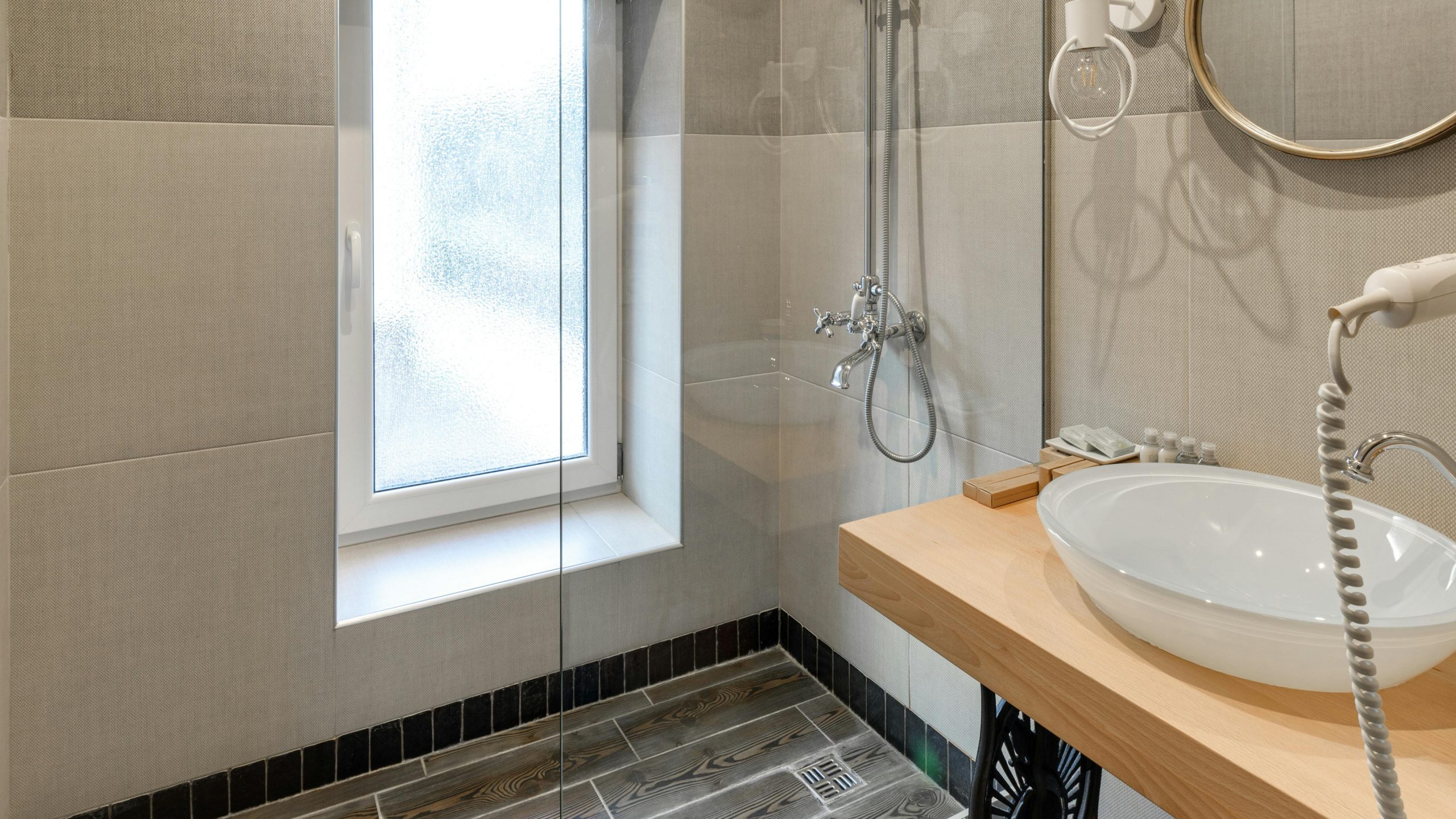 Salle de bain avec douche à l'italienne