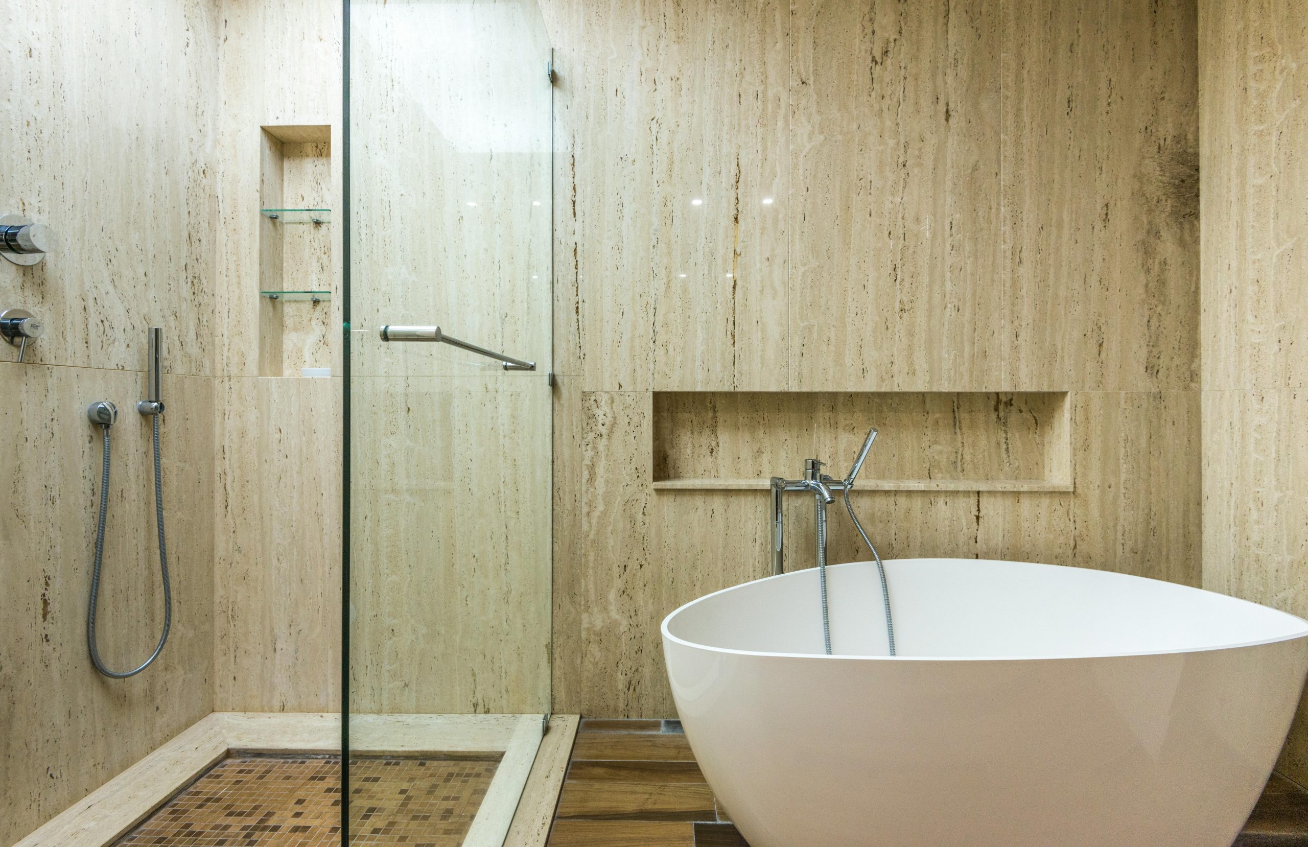 Salle de bain avec baignoire et douche à l'italienne