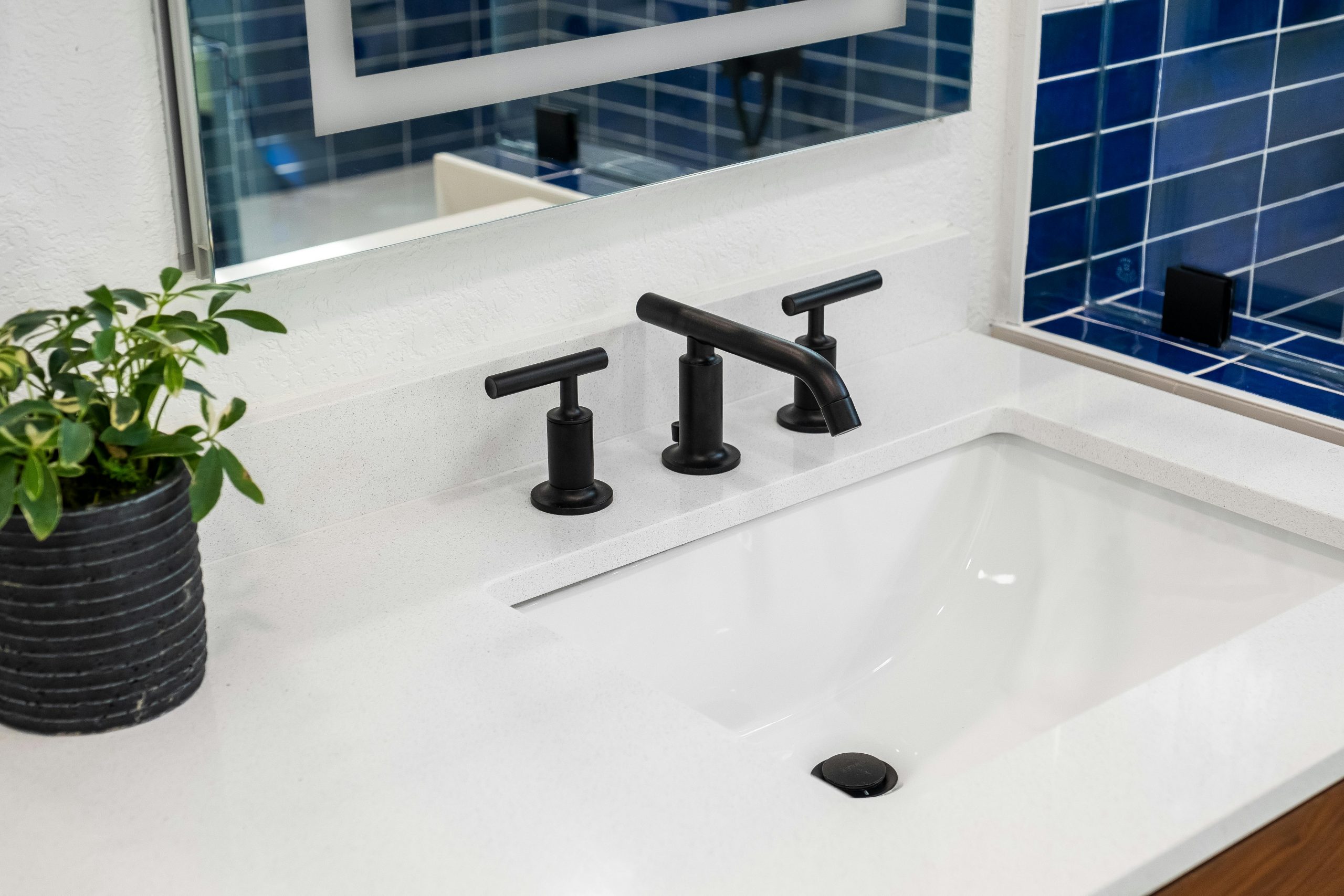 Evier de salle de bain avec robinet noir mat